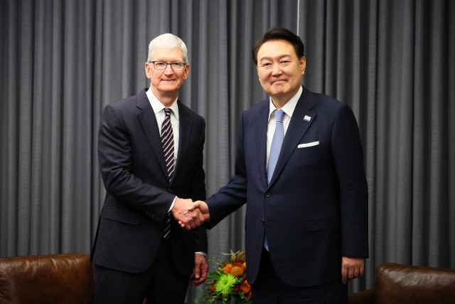 APEC 정상회의 참석차 미국을 방문한 윤석열 대통령이 지난 15일(현지시간) 샌프란시스코 한 호텔에서 팀 쿡 애플 최고경영자(CEO)를 접견하며 악수하고 있다. 대통령실 제공
